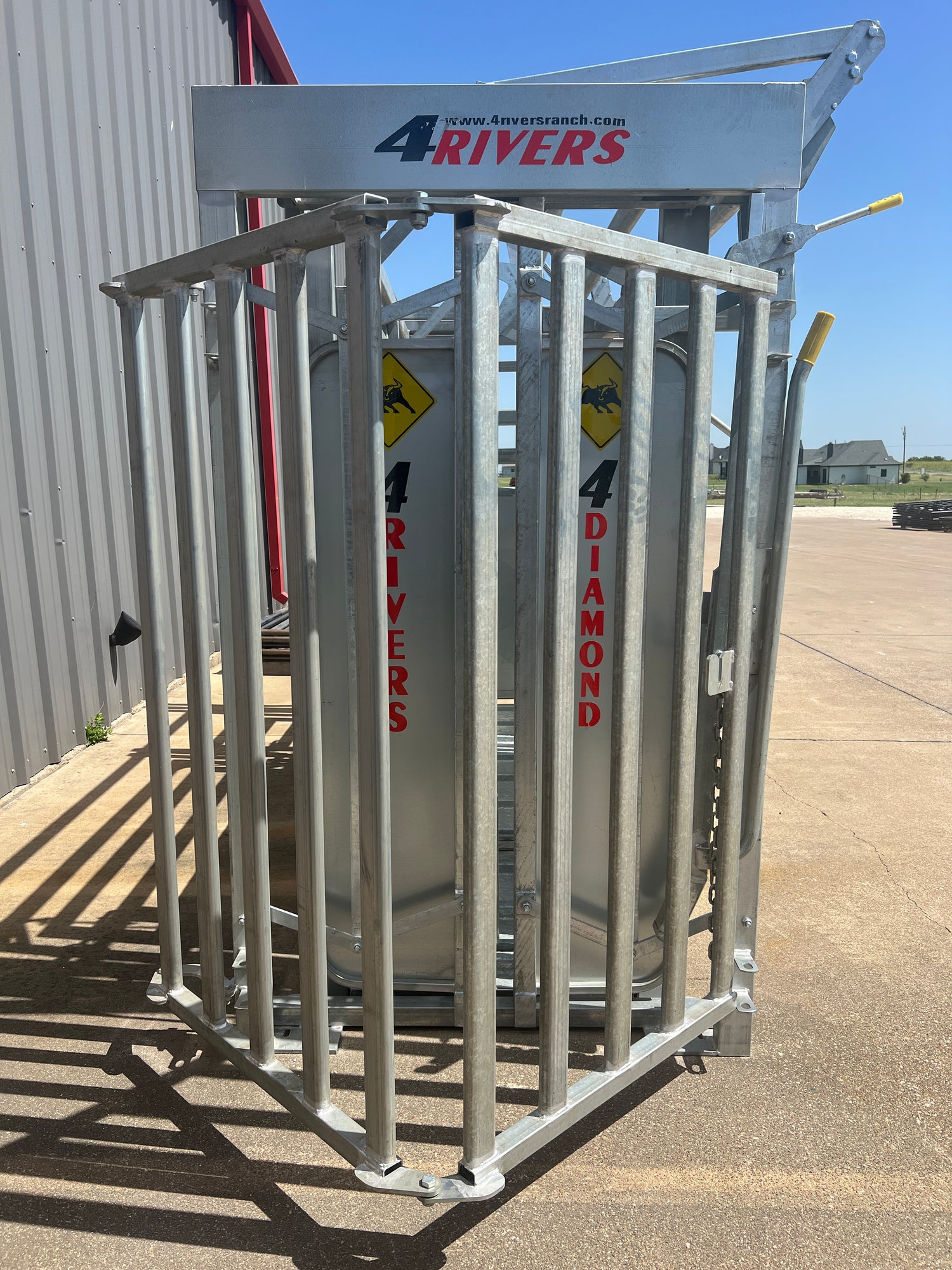 4 Rivers livestock squeeze chute outdoor.